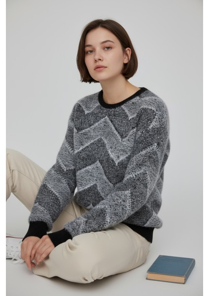 Kadın Yuvarlak Yaka Rahat Kalıp Şık Desenli Tüylü Triko Kazak - Siyah fiyatları