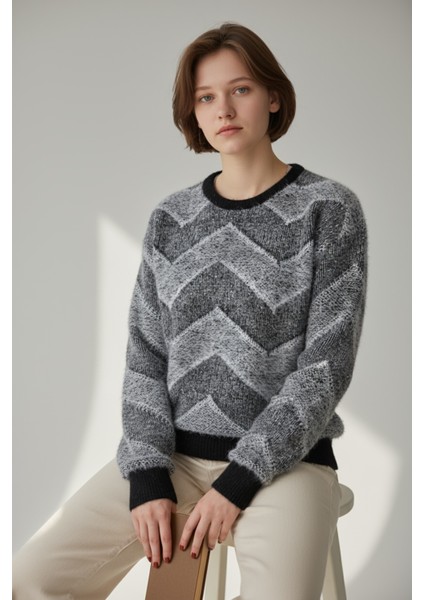 Kadın Yuvarlak Yaka Rahat Kalıp Şık Desenli Tüylü Triko Kazak - Siyah modelleri