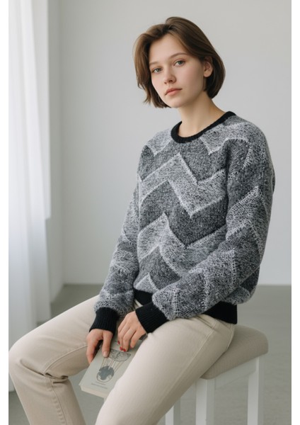 Kadın Yuvarlak Yaka Rahat Kalıp Şık Desenli Tüylü Triko Kazak - Siyah fırsatları