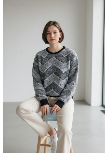 Kadın Yuvarlak Yaka Rahat Kalıp Şık Desenli Tüylü Triko Kazak - Siyah indirimleri