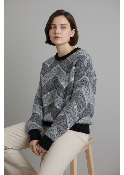 Kadın Yuvarlak Yaka Rahat Kalıp Şık Desenli Tüylü Triko Kazak - Siyah