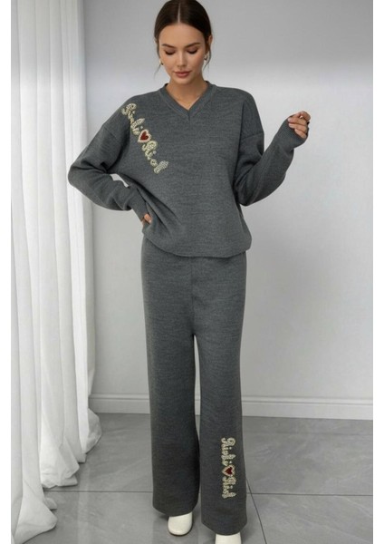 Kadın Gri Triko Eşofman Takımı – Taş Işlemeli Yazı Detaylı, Rahat Kalıp V Yaka fiyatları