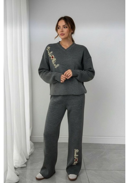 Kadın Gri Triko Eşofman Takımı – Taş Işlemeli Yazı Detaylı, Rahat Kalıp V Yaka modelleri