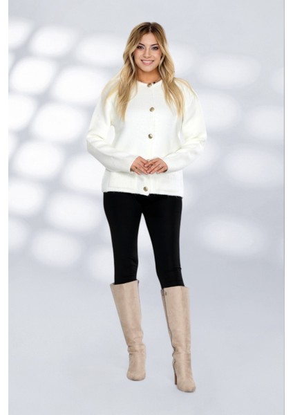 Günlük Kullanıma Uygun Rahat Kalıp Cepli ve Büyük Düğme Detaylı Şık Triko Hırka Modeli - Beyaz