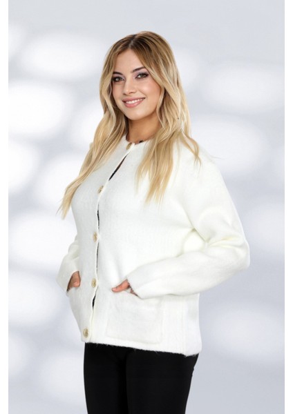 Günlük Kullanıma Uygun Rahat Kalıp Cepli ve Büyük Düğme Detaylı Şık Triko Hırka Modeli - Beyaz modelleri