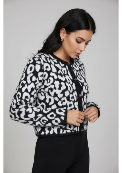 Tüylü Leopar Detay Inicili Düme Moderen ve Rahat Kalıp Triko Hırka - Siyah fiyatları