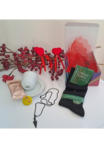 Sevgililer Günü Hediye Sepeti, Çorap, Fincan, Çikolata ve Kolye