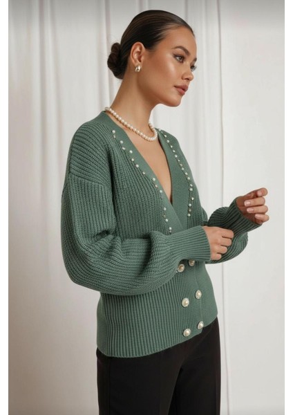 Kadın Yeşil Incili Triko Hırka – V Yaka, Çift Sıra Inci Düğmeli, Rahat Kalıp