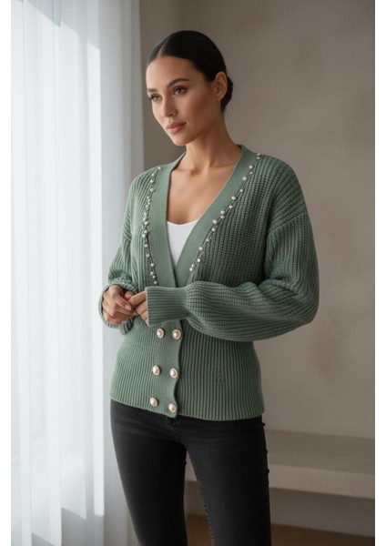 Kadın Yeşil Incili Triko Hırka – V Yaka, Çift Sıra Inci Düğmeli, Rahat Kalıp fiyatları