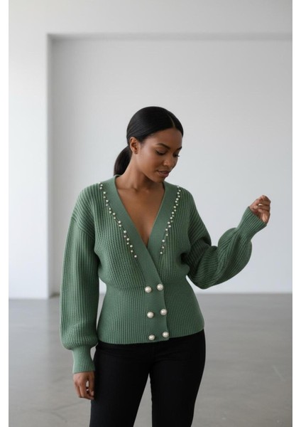 Kadın Yeşil Incili Triko Hırka – V Yaka, Çift Sıra Inci Düğmeli, Rahat Kalıp modelleri