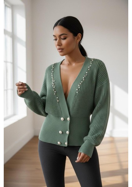 Kadın Yeşil Incili Triko Hırka – V Yaka, Çift Sıra Inci Düğmeli, Rahat Kalıp fırsatları