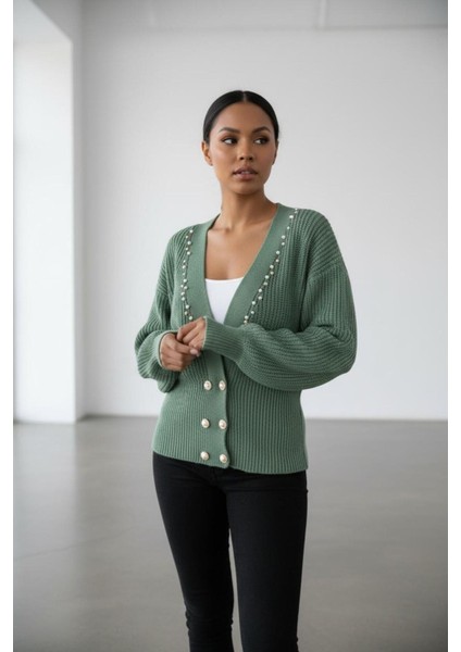 Kadın Yeşil Incili Triko Hırka – V Yaka, Çift Sıra Inci Düğmeli, Rahat Kalıp indirimleri