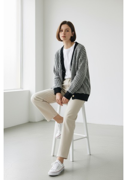 Kadın Düğmeli Dokulu Triko Hırka – Kalın Kumaş, Rahat Kesim, Yünlü Doku modelleri