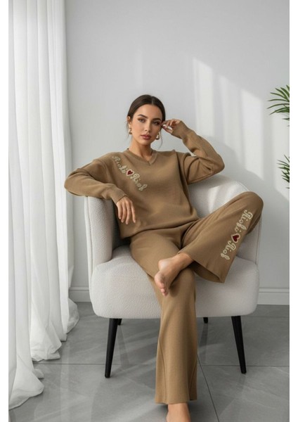 Kadın Vizon Triko Eşofman Takımı – Taş Işlemeli Yazı Detaylı, Rahat Kalıp V Yaka fiyatları