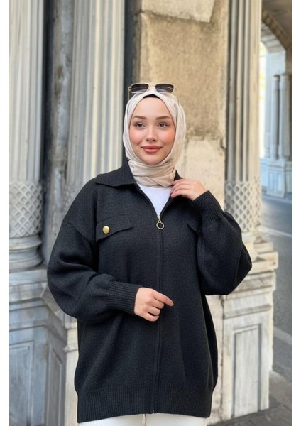 Kadın Siyah Fermuarlı Triko Ceket – Cepli, Gold Düğme Detaylı, Rahat Kalıp