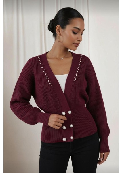 Kadın Bordo Incili Triko Hırka – V Yaka, Çift Sıra Inci Düğmeli, Rahat Kalıp