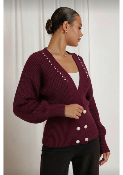 Kadın Bordo Incili Triko Hırka – V Yaka, Çift Sıra Inci Düğmeli, Rahat Kalıp fiyatları