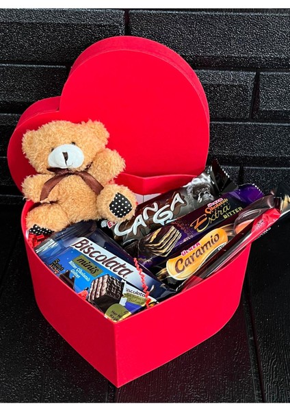 Kalp Kutuda Mini Ayıcık ve Bitter Çikolata Hediye Seti