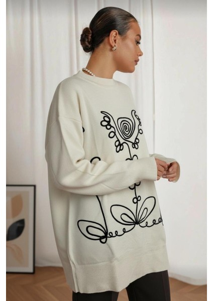 Kadın Ekru Oversize Triko Kazak – Siyah Çizgi Desenli, Rahat Kalıp Uzun Model