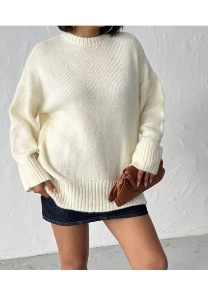 Kadın Beyaz Yumuşak Dokulu Bisiklet Yaka Oversize Basic Triko Kazak