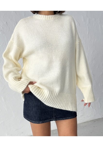 Kadın Beyaz Yumuşak Dokulu Bisiklet Yaka Oversize Basic Triko Kazak modelleri