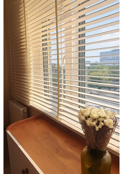 Krem Renk Gerçek Ahşap Jaluzi 50MM Zincirli Redüktörlü Kurdelalı AJS1005