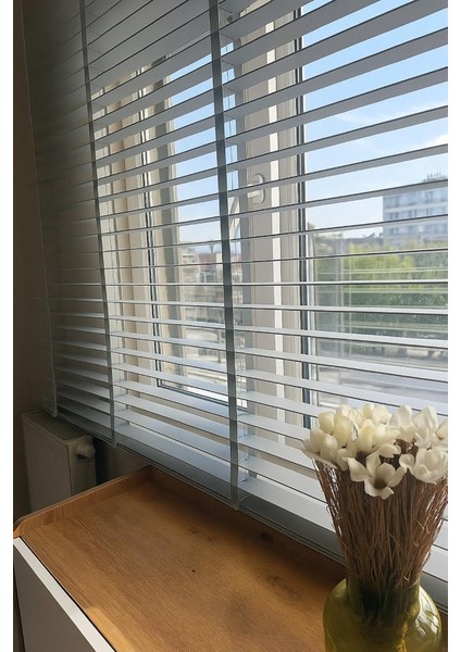 Gri Renk Gerçek Ahşap Jaluzi 50MM Zincirli Redüktörlü Kurdelalı AJS1004