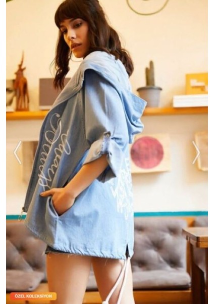 Kadın Mavi Kabartma Baskılı Ince Kapüşonlu Salaş Arkası Uzun Ceket