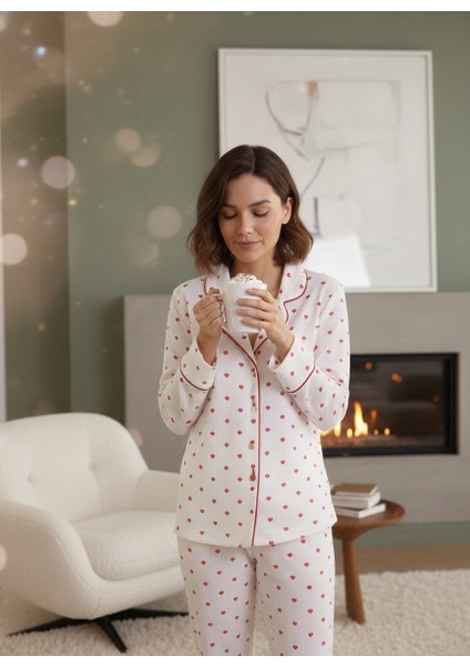 Kadın Beyaz Kırmızı Kalp Desenli %100 Pamuk Fitilli Kumaş Mevsimlik Uzun Kol Cepli Pijama Takımı