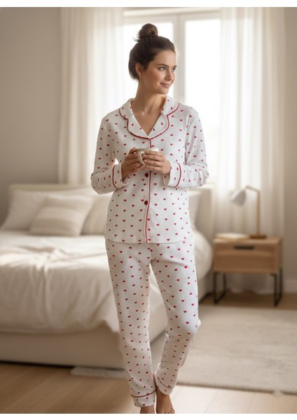 Kadın Beyaz Kırmızı Kalp Desenli %100 Pamuk Fitilli Kumaş Mevsimlik Uzun Kol Cepli Pijama Takımı