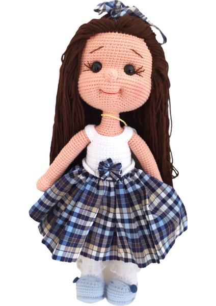 El Yapımı Pötikare Elbiseli Kız