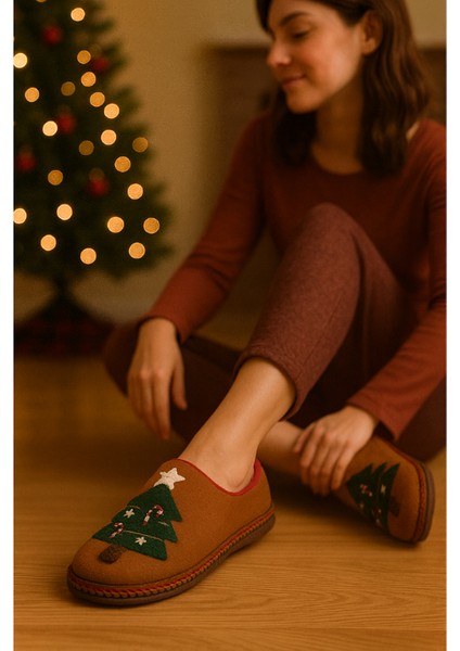 Kadın Peluş Içli Yılbaşı Ev Terliği – Çam Ağaç Desenli Taba fiyatları