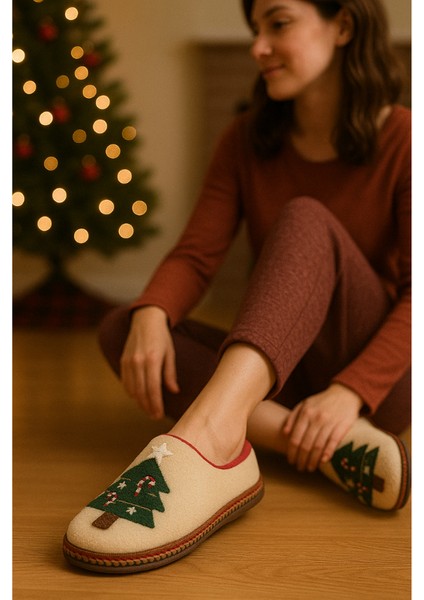 Kadın Peluş Içli Yılbaşı Ev Terliği – Çam Ağaç Desenli Krem fiyatları
