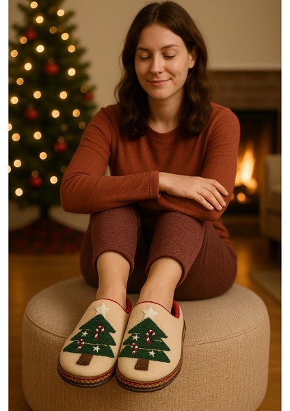 Kadın Peluş Içli Yılbaşı Ev Terliği – Çam Ağaç Desenli Krem modelleri