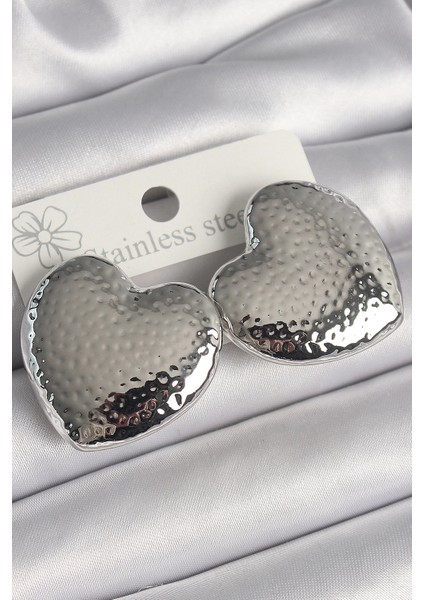 Pirinç Gümüş Renk Işleme Detaylı Kalp Kadın Küpe