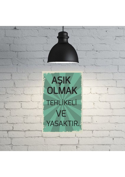 Aşık Olmak Tehlikeli ve Yasaktır Yazılı Retro Ahşap Poster 18*27 cm