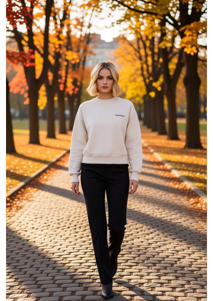 Kadın Bisiklet Yaka Standart Kol Regular Kalıp Slogan Nakışlı Sweatshirt Fonksiyonel Rahat