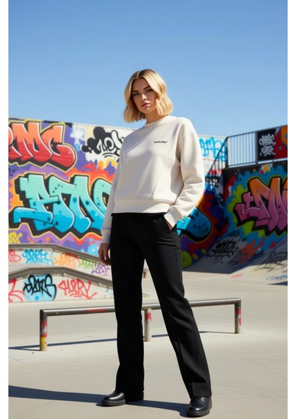 Kadın Bisiklet Yaka Standart Kol Regular Kalıp Slogan Nakışlı Sweatshirt Fonksiyonel Rahat indirimleri