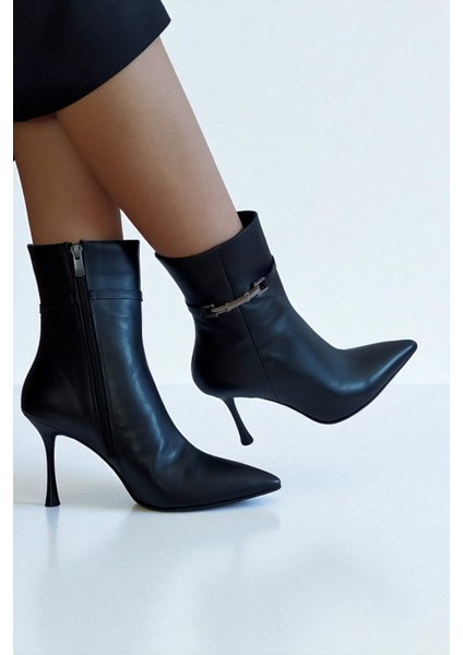 Hakiki Deri Siyah Kadın Tokalı Bot – 9 cm Ince Topuk Bilekte Şık Sivri Burun
