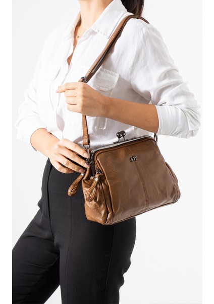 571 Collections Yıkama Deri Klipsli Fermuarlı 3 Bölmeli Burslu Omuz Çantası MODEL:(571-13T) modelleri