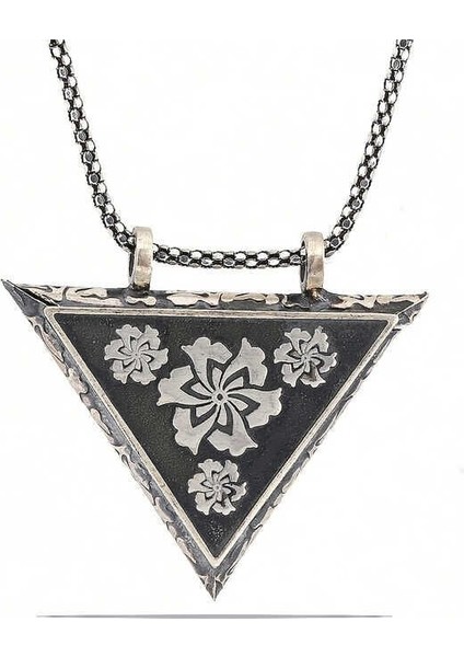 Gümüş Üçgen Içi Açılabilen Çiçek Muskalık Kolye