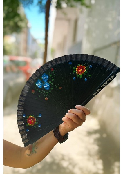 Siyah Zeminli Katlanabilir El Yelpazesi Sarı Mavi Çiçek Desenli Ahşap Saplı Dekoratif El Yelpazesi 40X22 cm Geleneksel Tasarım