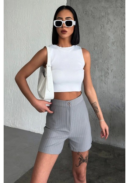 Zarif ve Şıklığı Bir Arada Sunan Yüksek Bel Krep Esnek Çimalı Çizgili Şort Gri
