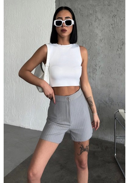 Zarif ve Şıklığı Bir Arada Sunan Yüksek Bel Krep Esnek Çimalı Çizgili Şort Gri