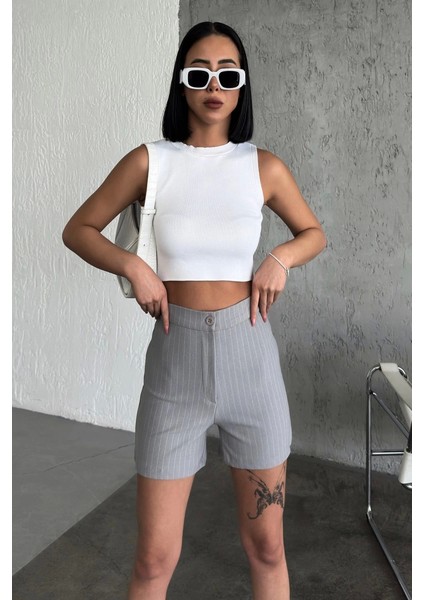 Zarif ve Şıklığı Bir Arada Sunan Yüksek Bel Krep Esnek Çimalı Çizgili Şort Gri