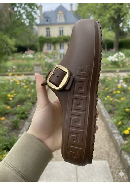 Kadın Anatomik Tokalı Terlik – Koyu Kahve | Kaymaz Taban, Ultra Hafif, Günlük Şık Model