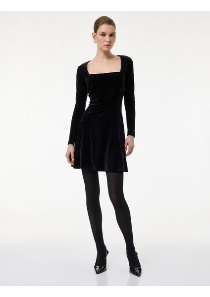 Uzun Kollu Kare Yaka Mini Kadife Elbise