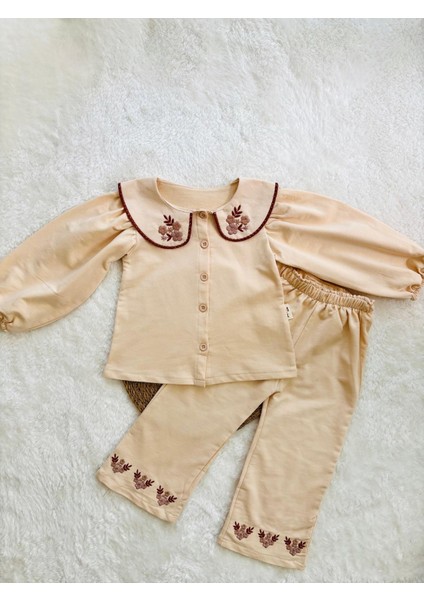 Çiçek Nakışlı Kabarık Kollu Kız Çocuk 2’li Takım – Yakalı Bluz ve Nakışlı Pantolon