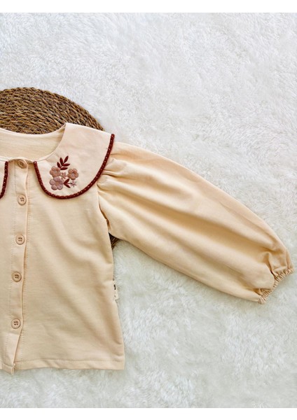 Çiçek Nakışlı Kabarık Kollu Kız Çocuk 2’li Takım – Yakalı Bluz ve Nakışlı Pantolon