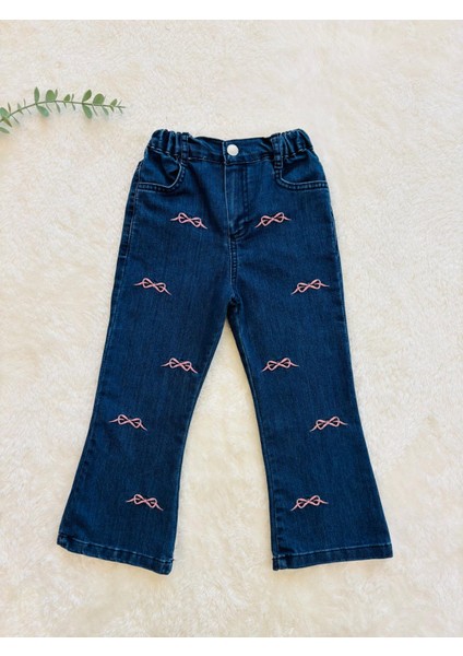 Nakış Detaylı Kız Çocuk 3’lü Takım – Işlemeli Yaka Bluz, Nakışlı Kot Pantolon ve Triko Kazak indirimleri